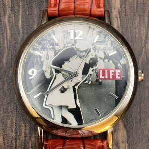 Life Watch Captain Kissing Nurse Time Square New Battery